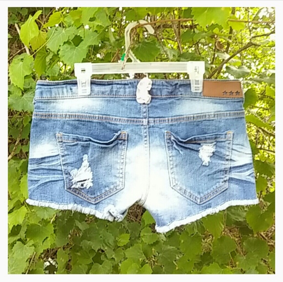 Pretty Jean Shorts - Picture 2 of 3